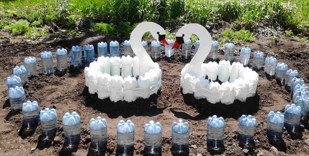 Поделки из пластмассовых бутылок своими руками: украшения для сада, огорода, дачи