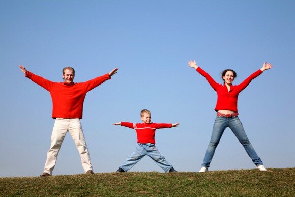 Ежедневная утренняя зарядка — обязательный минимум физической нагрузки на день. Необходимо сделать её такой же привычкой, как умывание по утрам.