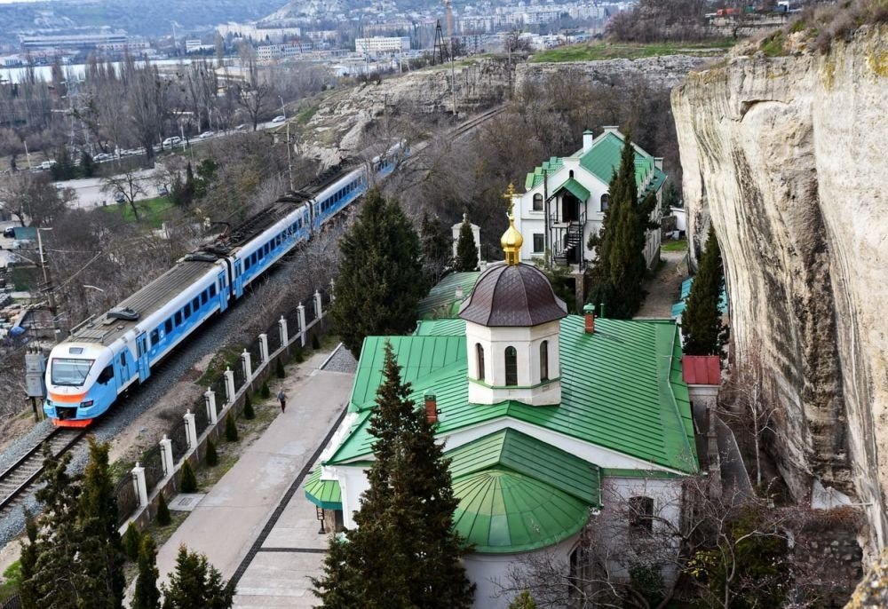 Железнодорожные пути у Свято-Климентовского монастыря. Фото Юрия Югансона