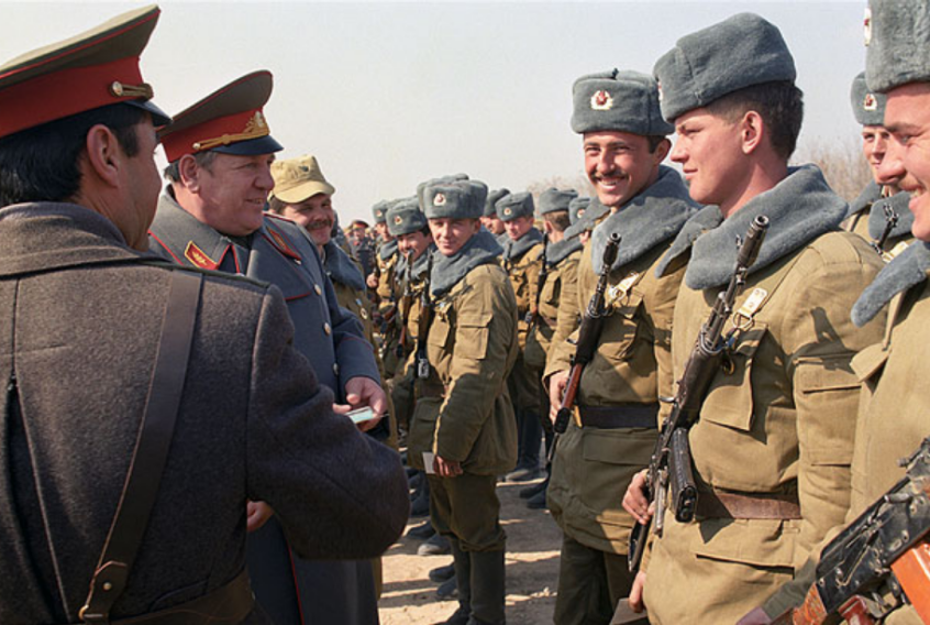 Форма Советской армии. Советская армия. Советский офицер. Армия России 1992.
