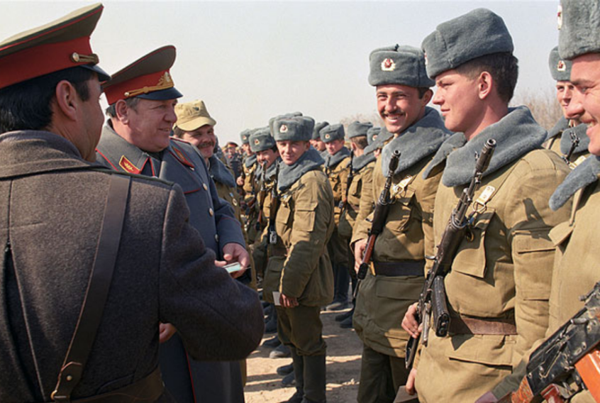 Вс ссср. Советская армия. Солдат вс СССР. Форма вс СССР. Армия СССР 1980.