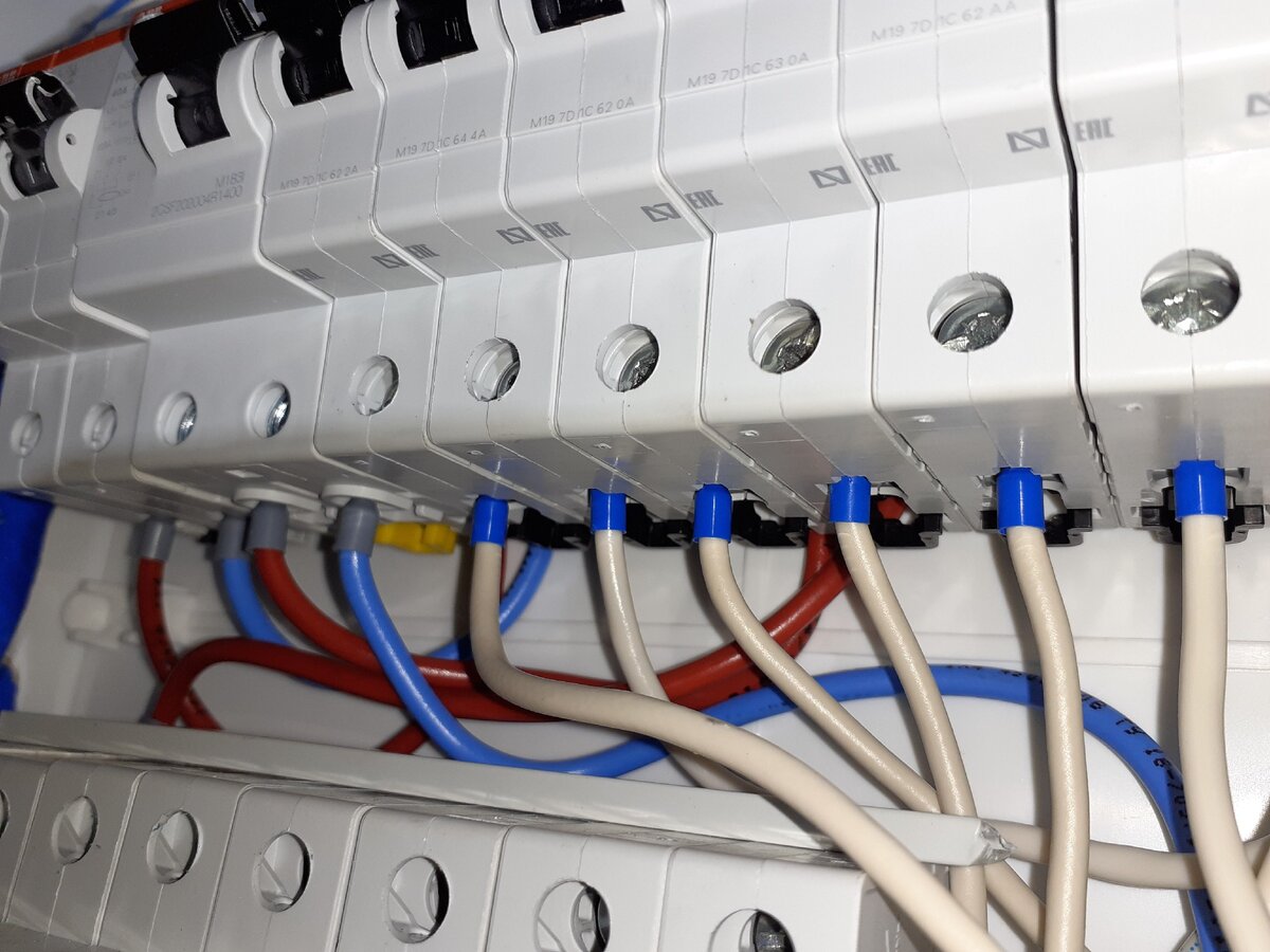 данный электрощит был установлен там где проводка была сделана ретро проводом