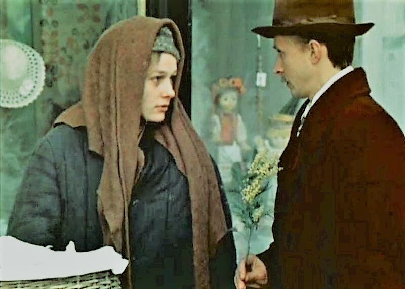 Кадр из фильма "Военно-полевой роман". Продавщица Люба и Нетужилин