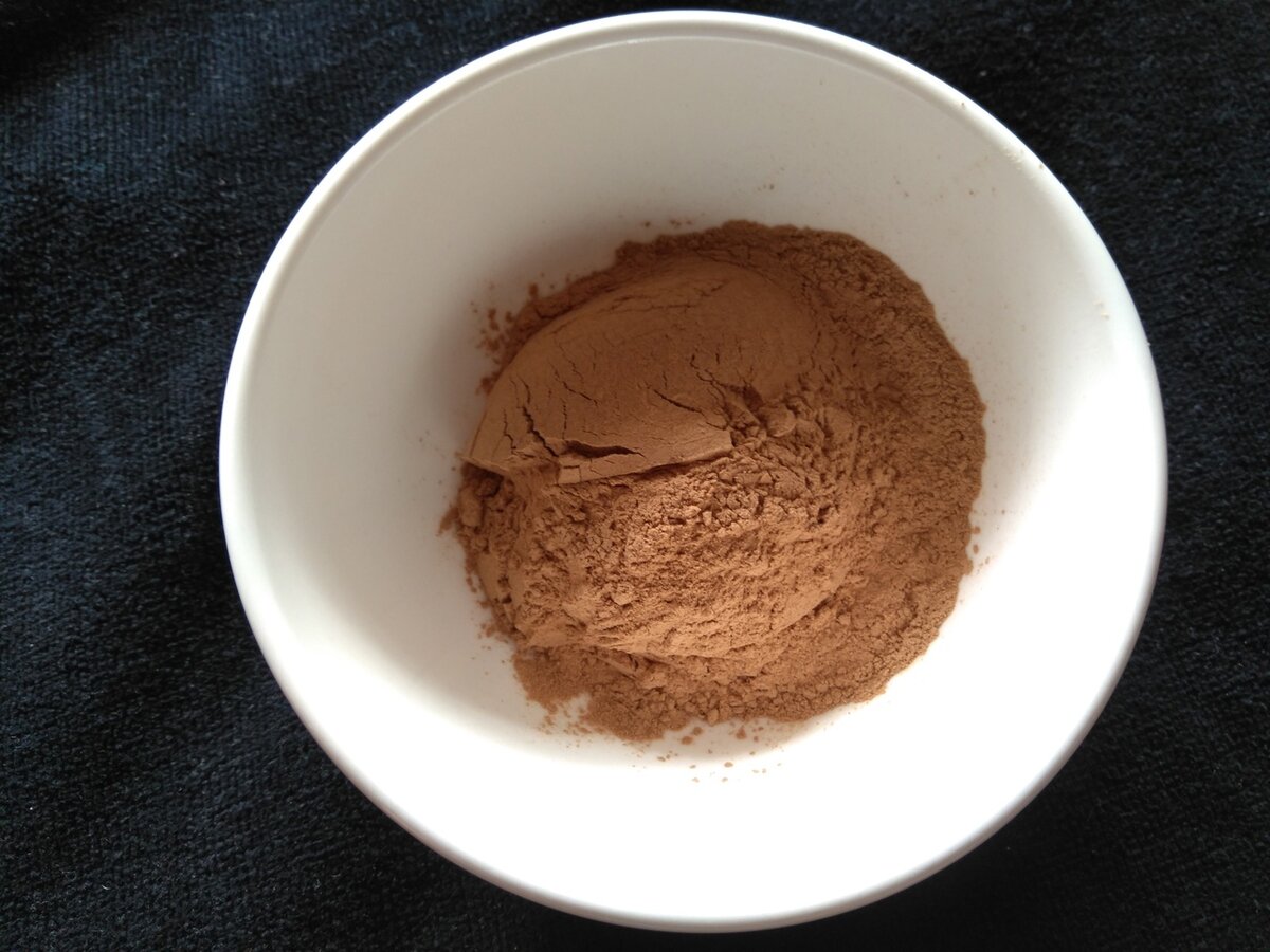 Вот так сам порошок кэроба выглядит, очень похож на порошок какао. Этот на снимке - необжаренный.