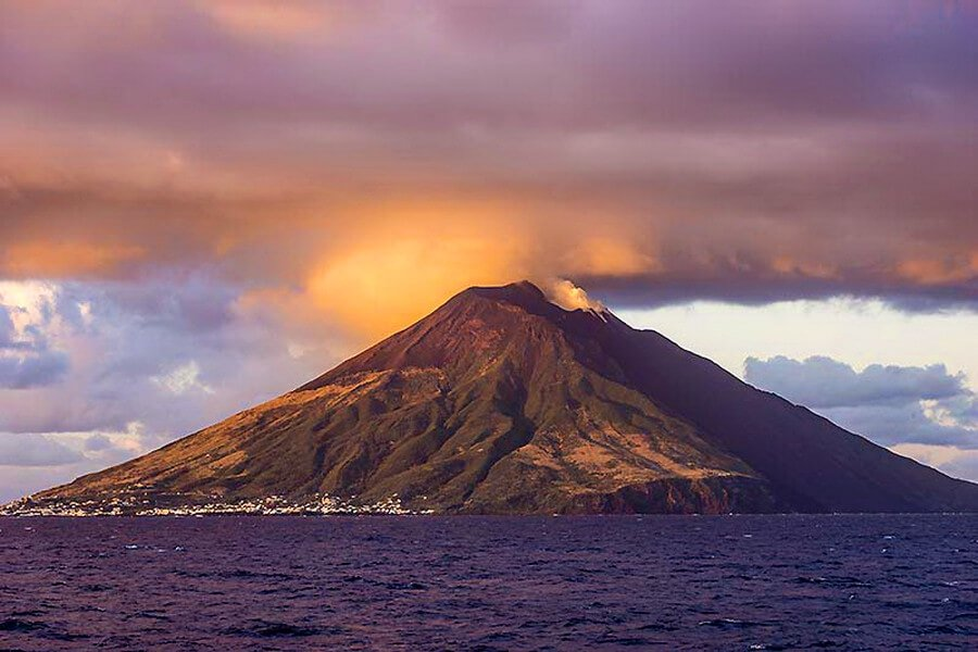 Volcano island. Вулкан Алаид Курильские острова. Вулкан тятя Курильские острова. Остров Кунашир вулкан тятя. Вулкан Креницына, Курильские острова.