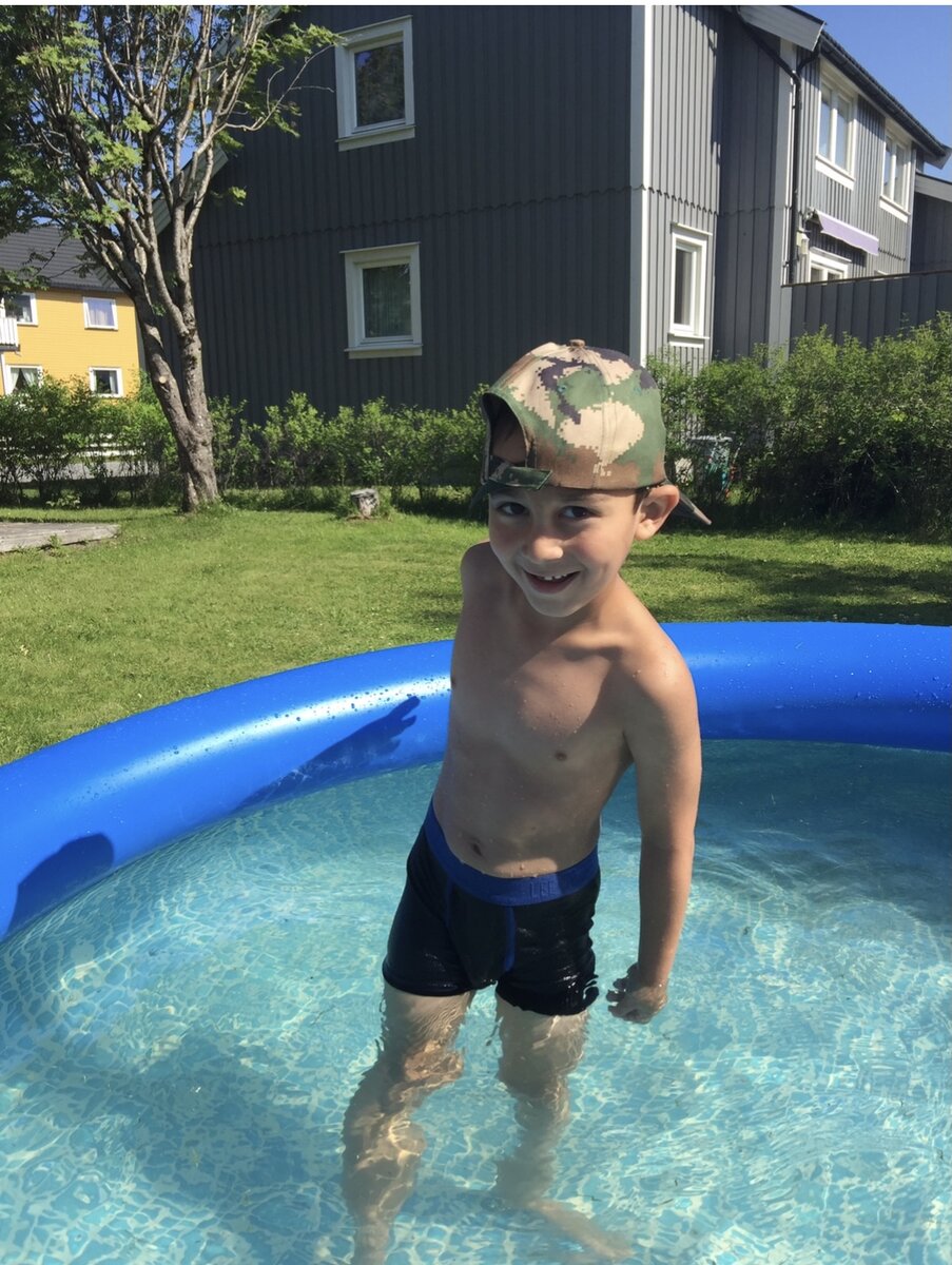 У нас около дома, в нашем дворе. летом почти все соседи устанавливают по мимо батута ещё и надувной бассейн для детей. Речка совсем рядом, но бассейн это удобней и безопасней для маленьких детей. 