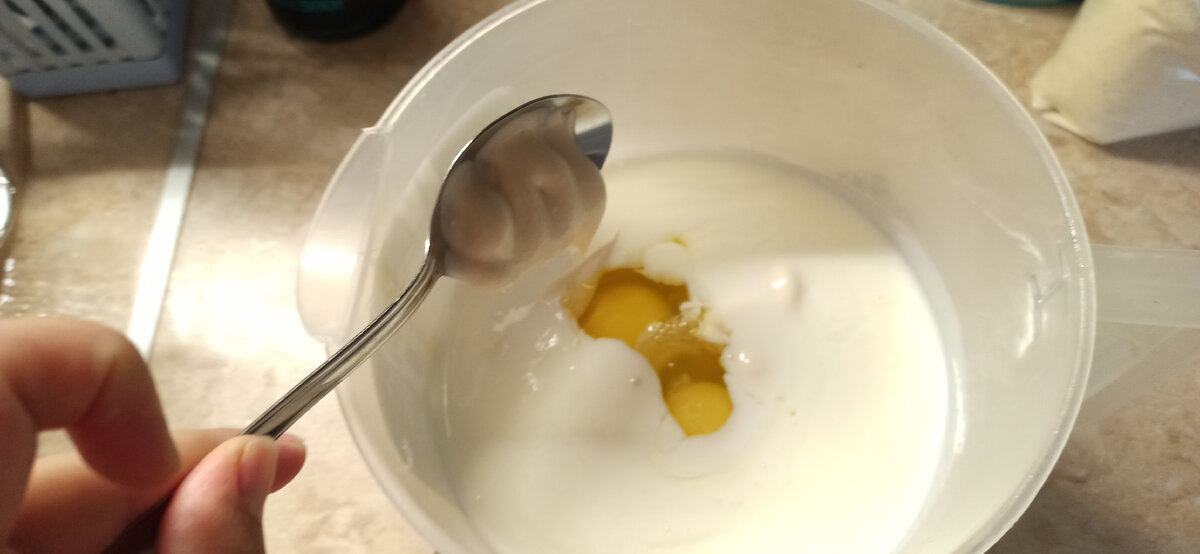 Теплый кефир с яйцами и майонезом