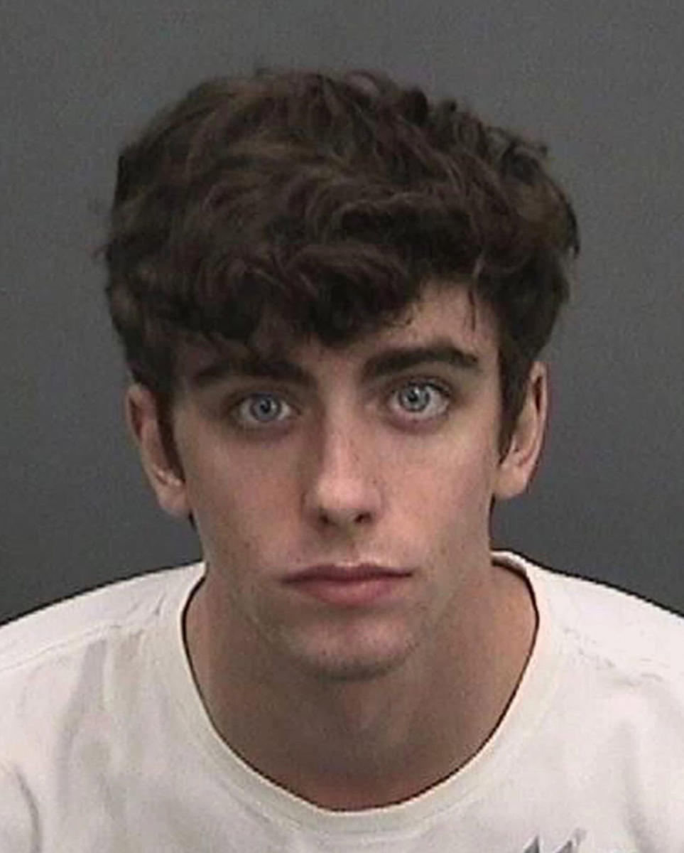 «Он слишком милый». В соцсетях требуют освободить парня, насмерть сбившего мать с ребенком😬

Суд приговорил Кемерона к 24 годам лишения свободы с учетом его прошлого опыта неосторожного вождения и превышения скорости.

Решением суда остались недовольны только в соцсетях: поклонники Кэмерона, которыми он обзавелся после суда из-за грустных голубых глаз, настаивают на том, что парня нужно понять и простить🤦🏼‍♀️