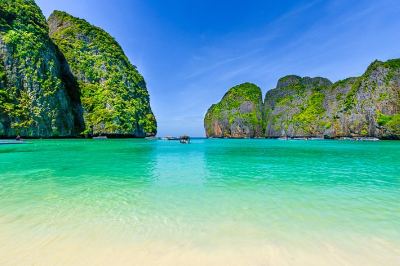  Одно из самых загадочных мест на Земле - пещера Барабар находится в одноимённой провинции Индии. Пещера Баобабов представляет собой неглубокую пещеру, в которой обитают разнообразные виды летучих мышей. В самой пещере был обнаружен вход в огромный подземный лабиринт. Также на территории пещеры найдены некоторые древние статуи и святилище, датируемые 500 г. до н.э. Стоит отметить, что самым большим в мире считается сад Семи лотосов, находящийся на острове Пхукет. Однако, кроме сада Семи Шаров, в Таиланде есть ещё очень много удивительных мест и мест, которые Вы можете посетить в рамках экскурсии. 