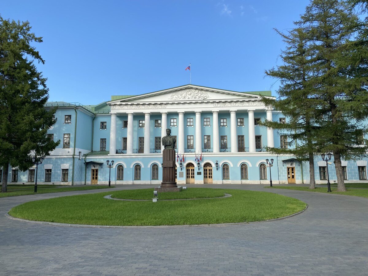 Современный вид Екатерининского института благородных девиц, куда юнкера приезжали на бал (Суворовская площадь).  