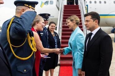 ФОТО ВСТРЕЧИ ПРЕЗИДЕНТА ЗЕЛЕНСКОГО В.А. И ЕГО СУПРУГИ В АЭРОПОРТУ ВАШИНГТОНА. НА СНИМКЕ СОТРУДНИКИ УКРАИНСКОГО ПОСОЛЬСТВА. А НА ПЕРЕДНЕМ ПЛАНЕ НЕ  ГЕНЕРАЛ, А ГЛАВНЫЙ ЛАКЕЙ ГОСТИНИЦЫ В КОТОРОЙ ОСТАНОВИЛСЯ РУКОВОДИТЕЛЬ НЕЗАЛЕЖНОЙ. ИСТОЧНИК СВОБОДНЫЙ.  