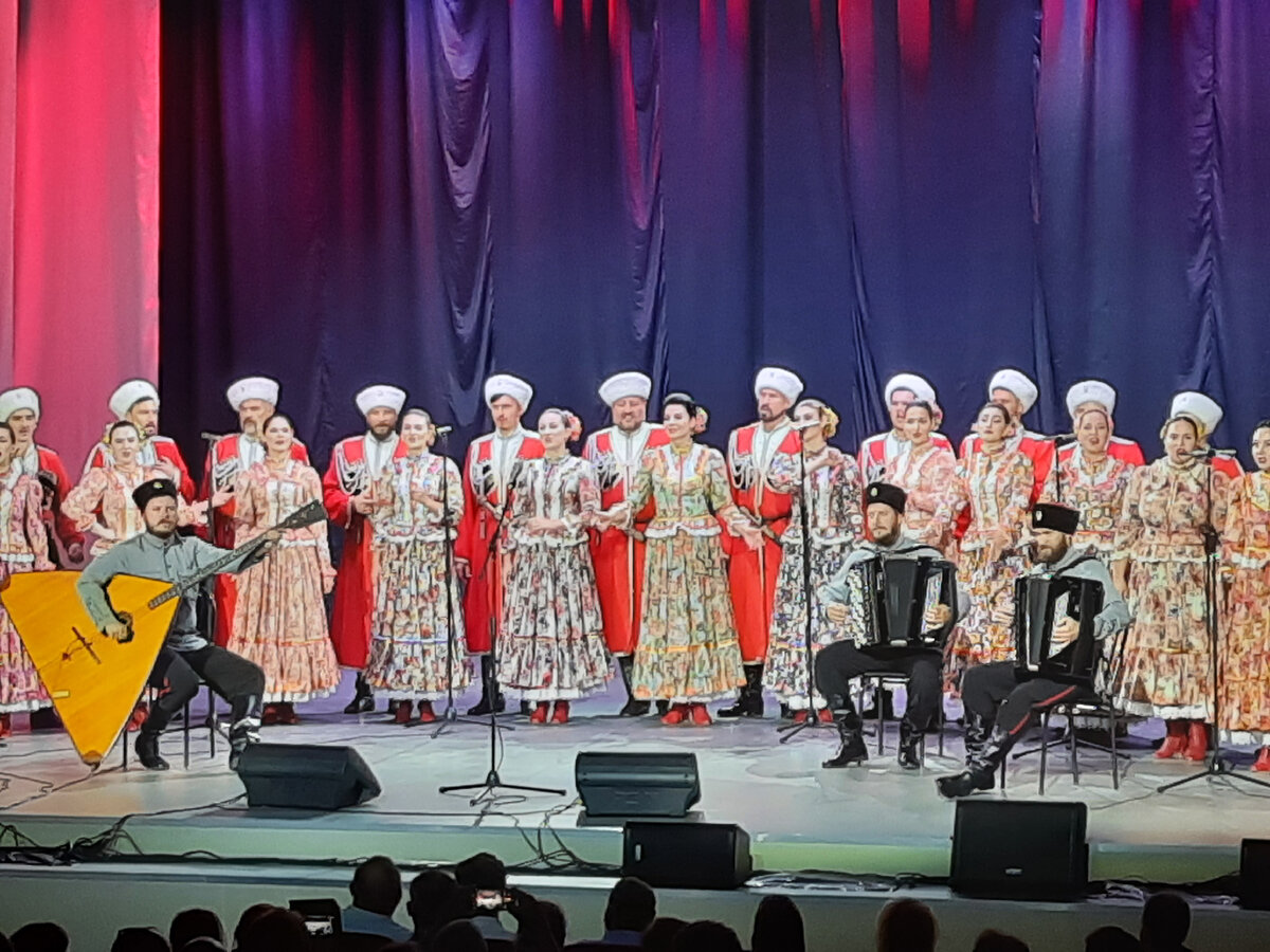 Выступление Кубанского казачьего хора
