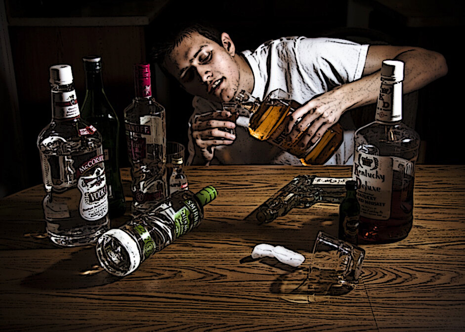 Картинка пьющий человек. Парень с выпивкой. Мужчина с алкоголем. Мужчина с бутылкой.