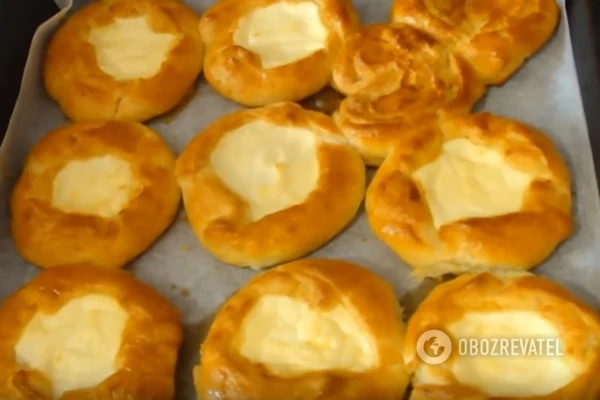 Готовые ватрушки смазываем взбитым яйцом