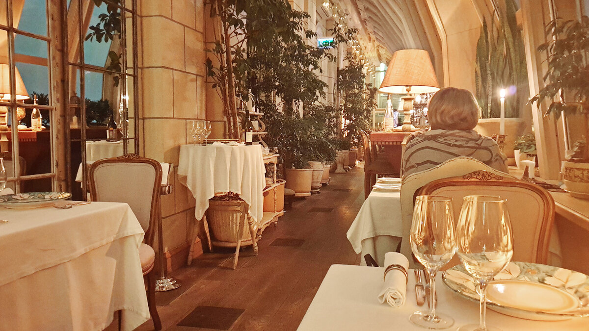 Общий вид одного из зала. Окна справа, зеркала слева