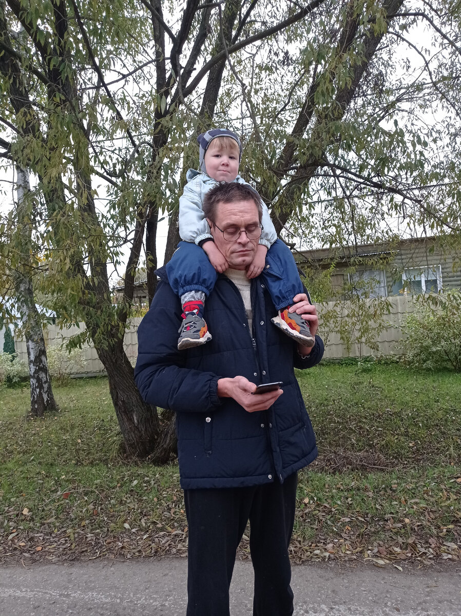 На прогулке, Матвей устал. 