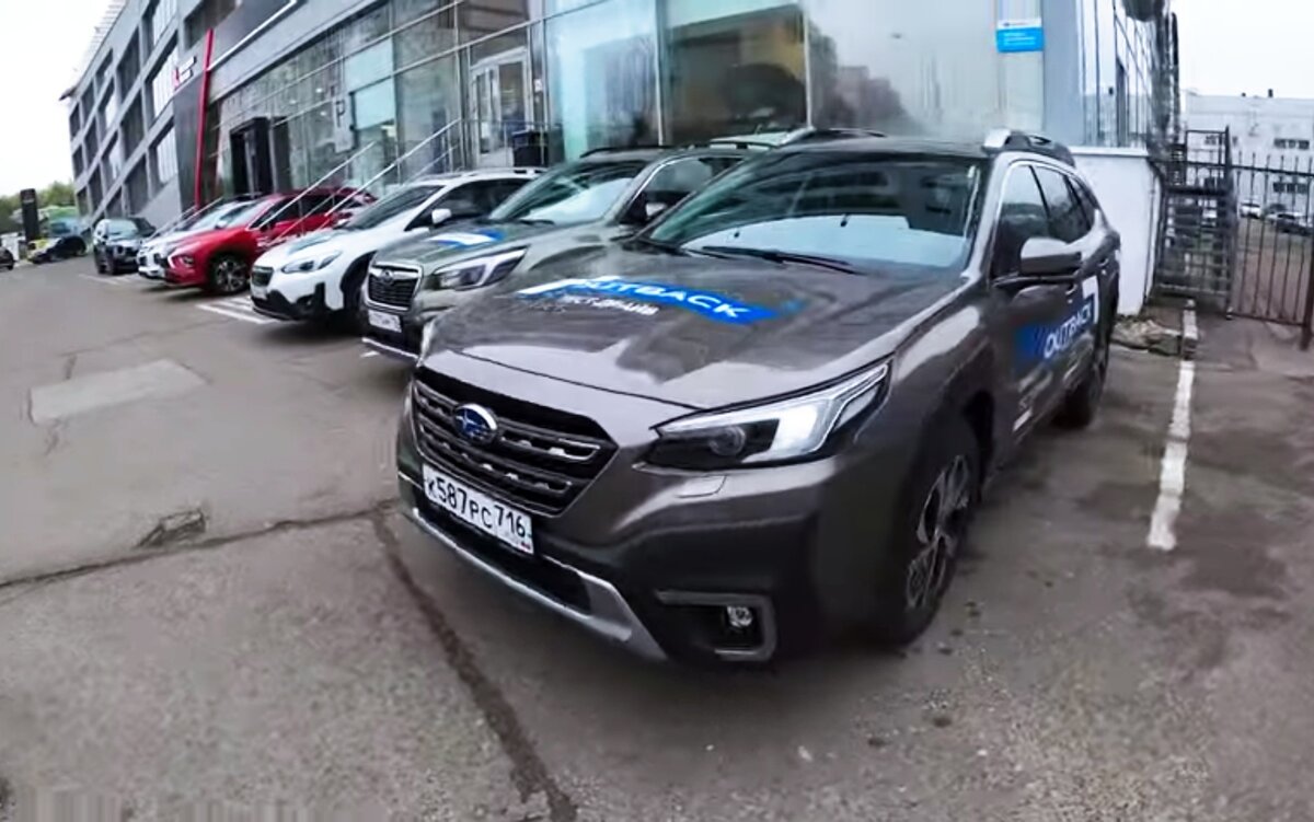 Вид Subaru Outback спереди.