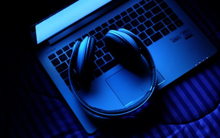 Ноутбук и наушники