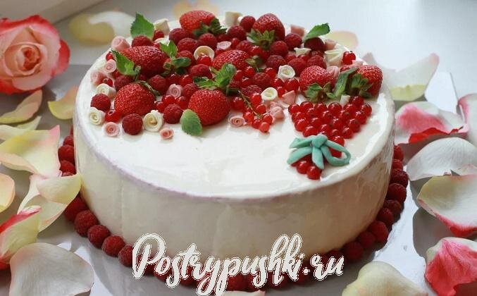 В момент, когда торт уже отправлен в духовку и можно быть уверенным, что он получится, хозяйки начинают ломать голову над его украшением. У профессиональных кондитеров торты выглядят как произведение искусства, но можно ли добиться подобного результата в домашних условиях? Можно! А как это сделать, мы вам сегодня расскажем. 