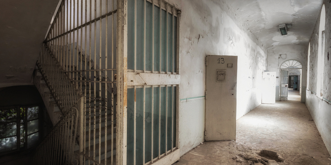 Заброшенная женская тюрьма с жуткими яслями и медпунктом.