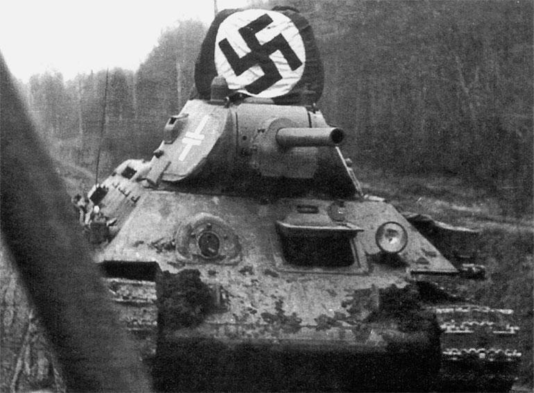 Советский танк Т-34 с немецкой нашивкой