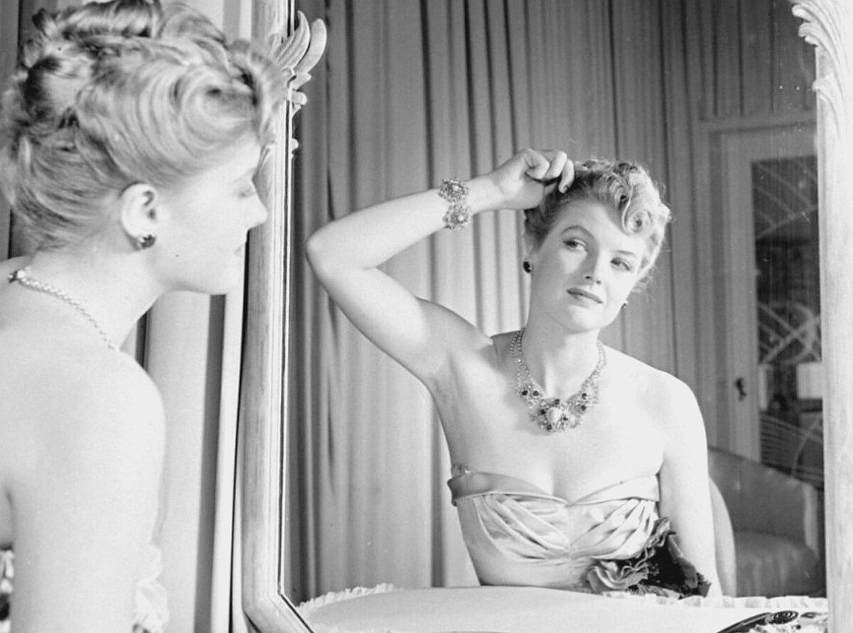 Ввод моды на гладкую и бритую кожу у девушек. Тогда и начался бум на всякого рода крема и бритвы для удаления волос