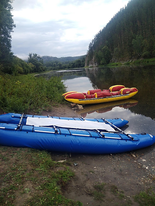 Синий Катамаран -туристический, желто-красный спортивный.