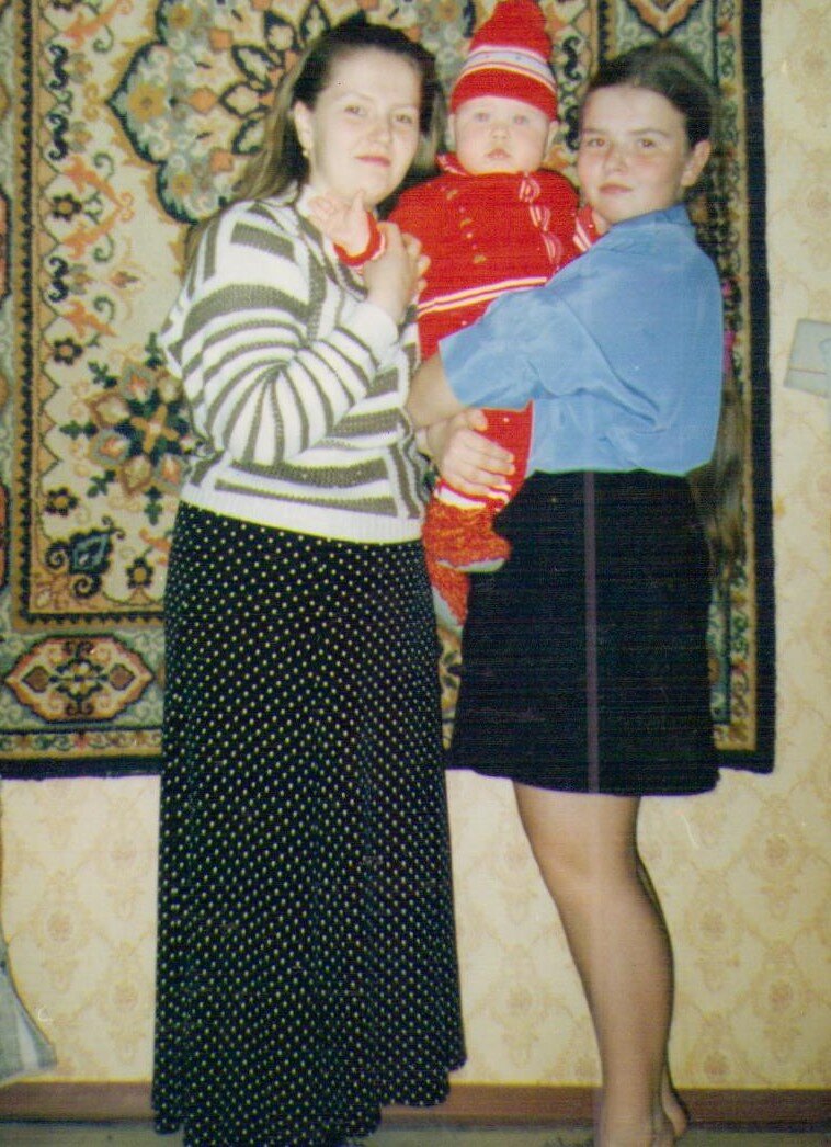 Тут ему полтора, если не ошибаюсь. С сестрой. Увеличила фото и разглядела пинетки, я их тогда штук десять сразу ему навязала))) 