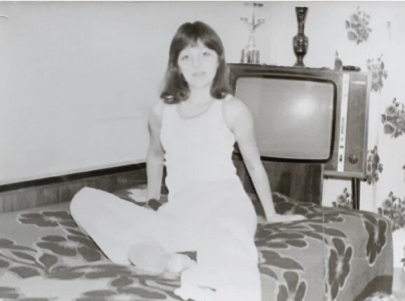Девушка и советский телевизор. Фото: автора.