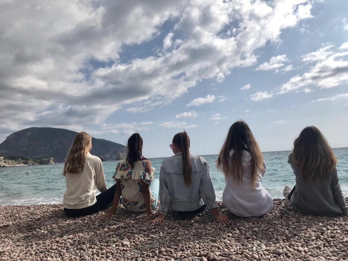 Девочки на пляже.