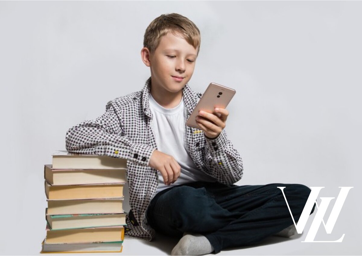 Чтение в жизни подростка. Современные школьники. Подросток с телефоном. Ученик с телефоном. Современный ученик.