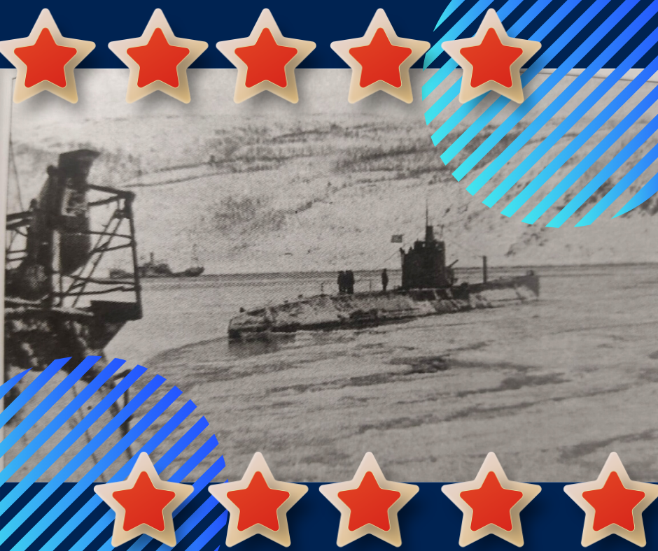 Советская подводная лодка Д-3 "Красногвардеец" идет в гавани Полярного