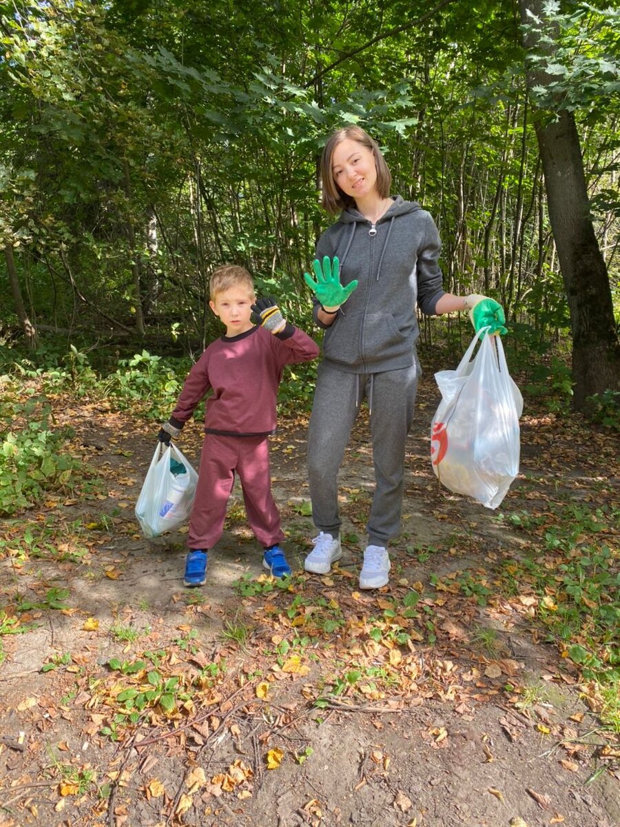 Уборка мусора в лесу