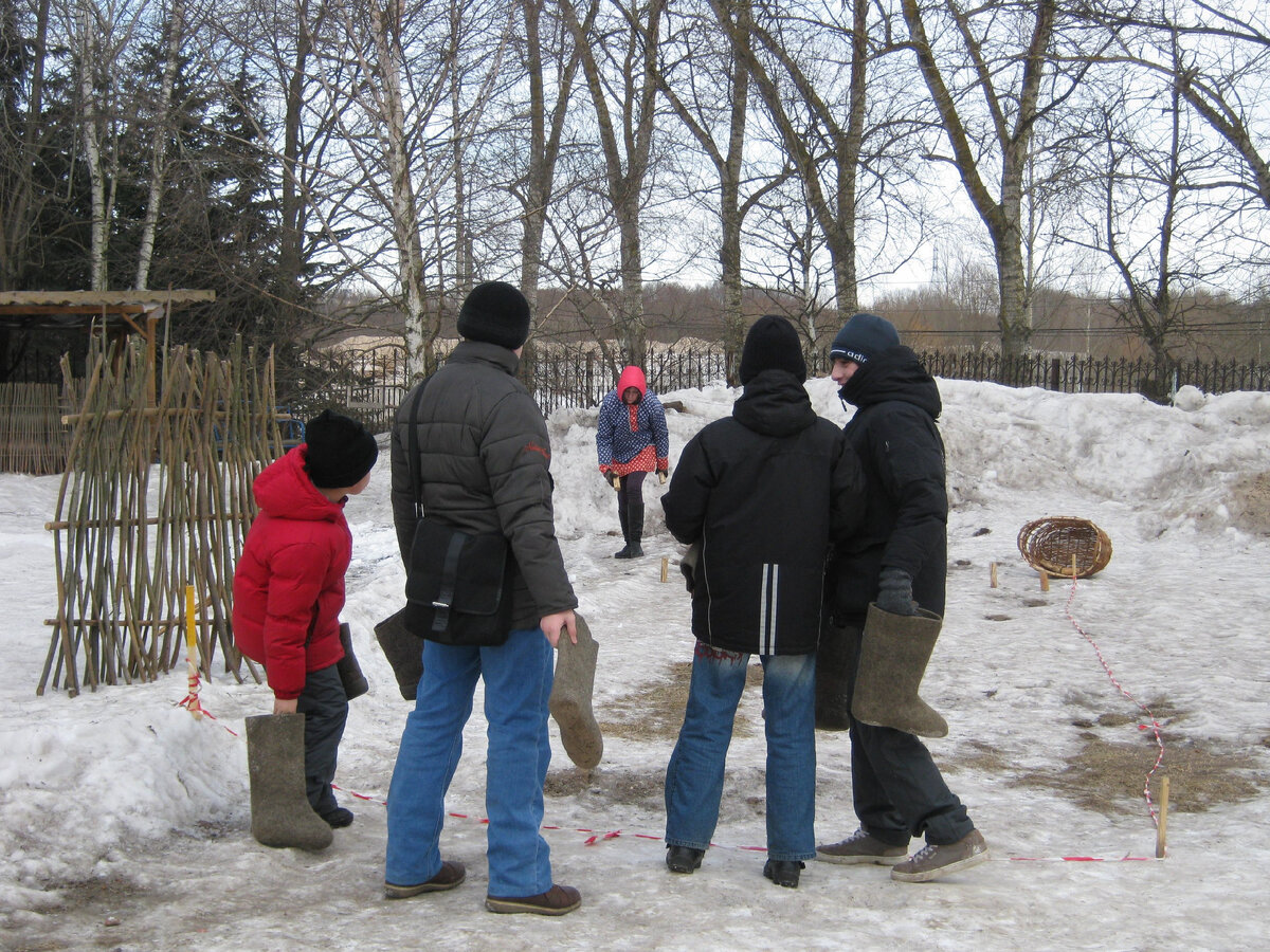 Парни развлекаются валенкометанием. 2015.