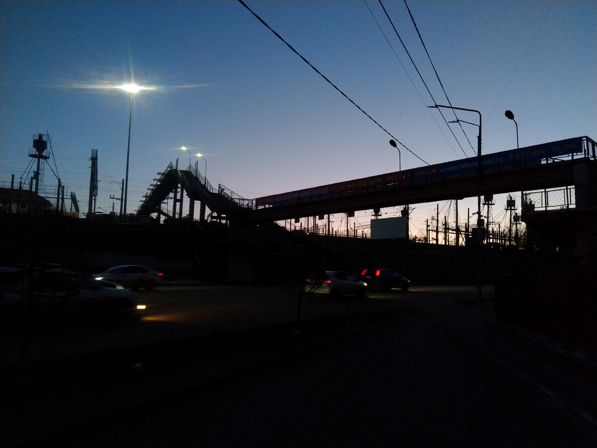 Утром сегодня на смену шел