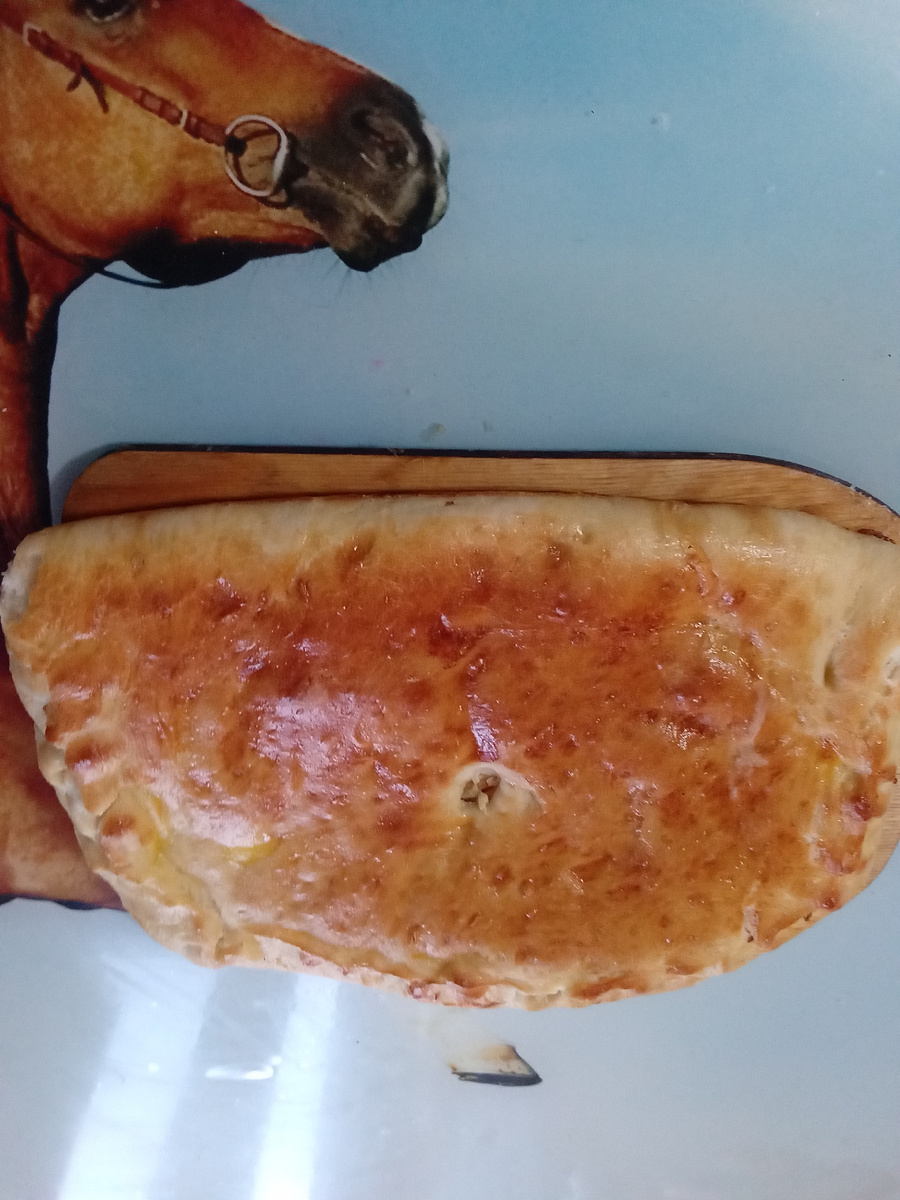 Наша семья очень любит лошадей. Поэтому даже стол на кухне у нас с соответствующим принятом. 