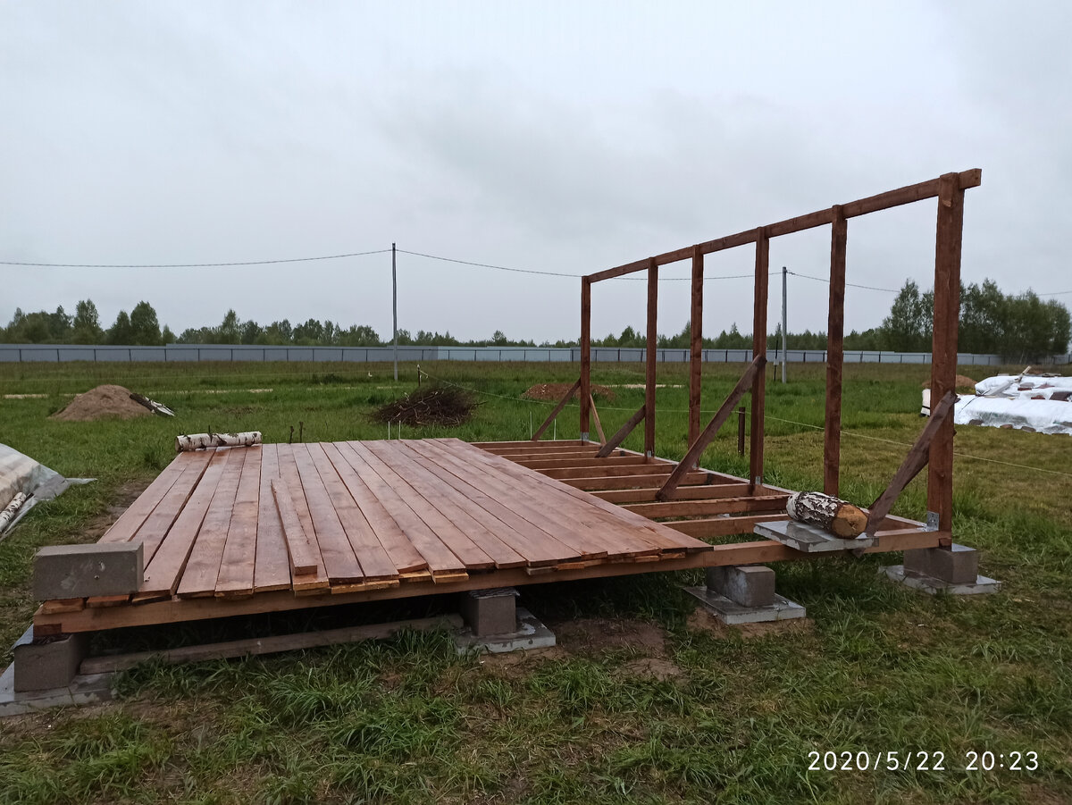 Доски лежат для пола на веранду и на обрешетку крыши.