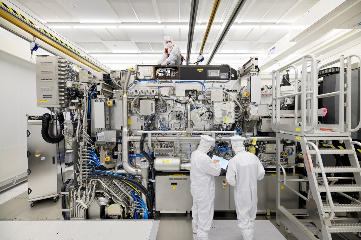 Китайский производитель ASML исчерпал свои ресурсы до 2023 года, сообщает bloomberg. Taiwan Semiconductor Manufacturing — крупнейший в мире контрактный производитель микросхем — перешел в режим «энергосбережения» до конца 2022 года.