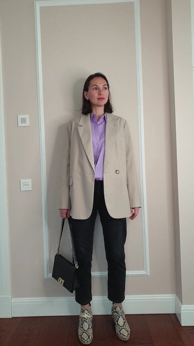 Укороченные брюки и ботильоны хорошо смотрятся, если рост выше 170 см. (мой рост 175 см). Если вы пониже ростом, то такое сочатание может "урезать" фигуру и делать низ тяжелым. На мне: жакет LIME, покупала год назад, брюки ZARA, рубашка ZARINA, ботильоны - Baldinini, сумка Furla.