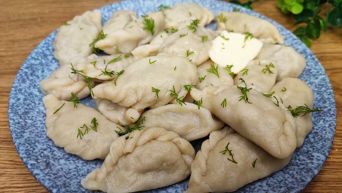 Черный вареники. Необычные пельмени. Вкусненькие пельмешки. Вареники на темном фоне. Мои любимые пельмешки.