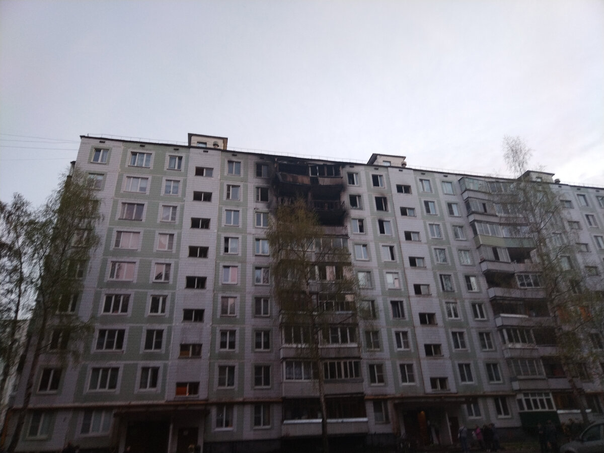 11.05.2022 приблизительно в 18:00 загорелся дом 4а на лесной улице по данным жертв нет , вот что пишет мэр города