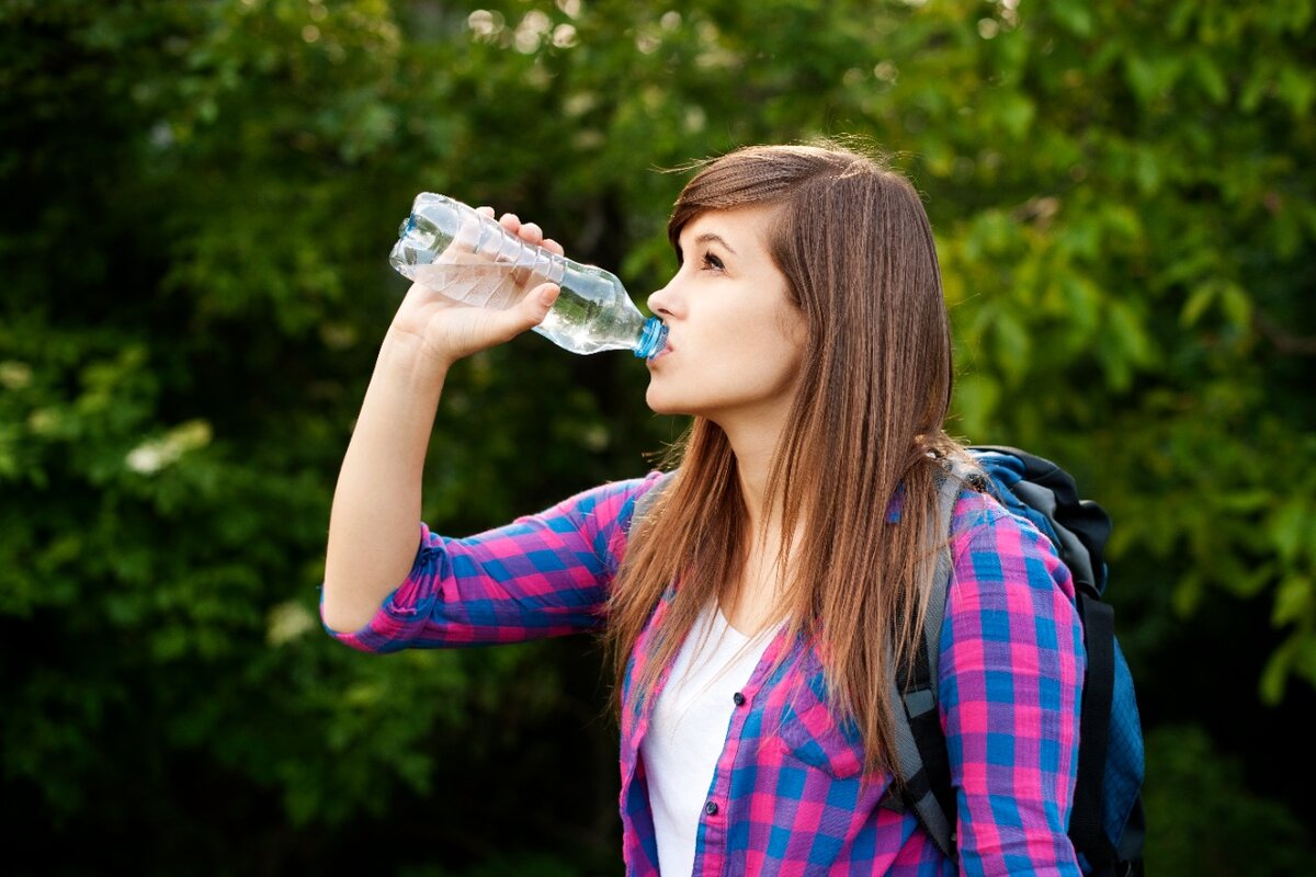 Почему подростки пьют. Подросток пьет воду. Турист пьет воду. Лечебная вода пьет. Пьет воду на дороге.