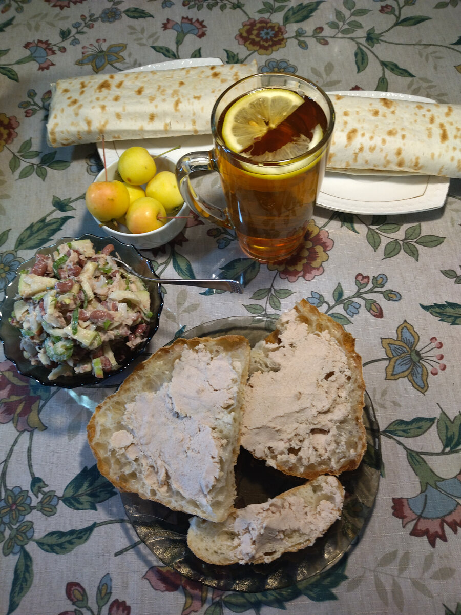 На заднем плане все по прежнему-ролл дочки и мужа. Яблочки в пиале для красоты😌