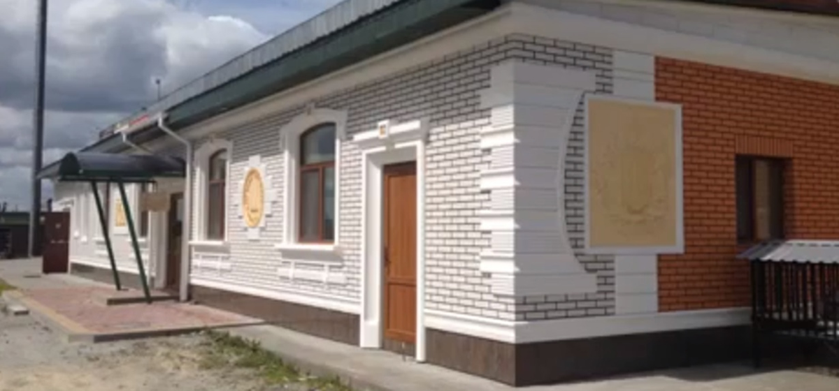 Рис. 2. Фасадный декор из газобетона: плитка под кирпич, четверти, наличники, угловые элементы, резные панно. 2010-е гг., «Ателье фасадов», Львов.