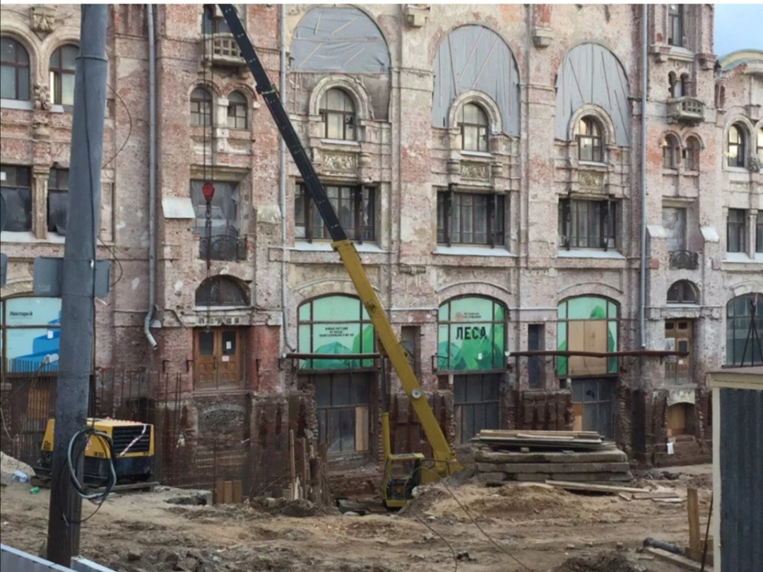 Первые этажи зданий. Закопанный политехнический музей в Москве. Здание политехнического музея в Москве откопали. Политехнический музей в Москве раскопки. Политехнический музей откопали.