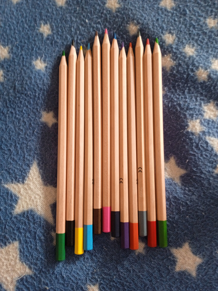 Я покупала карандаши в наборе, но жёлтый, оранжевый, серый и красный мне вряд ли понадобятся...