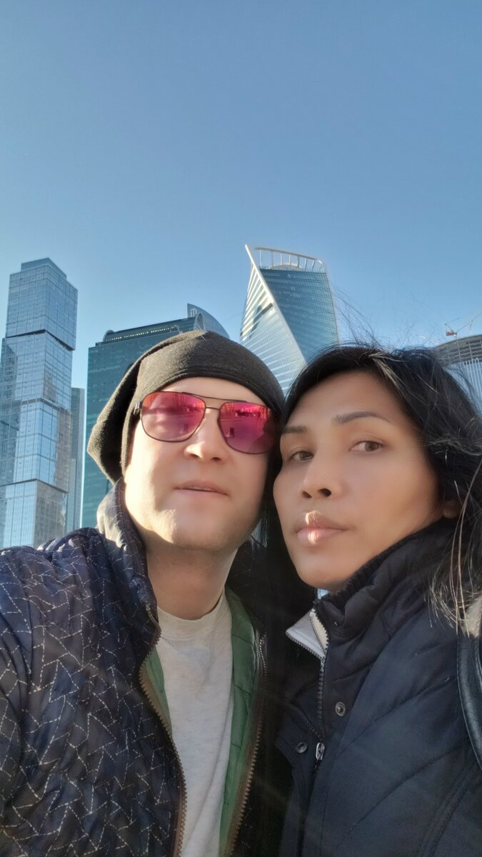 Автор на фоне символа современной России - Москва-сити.