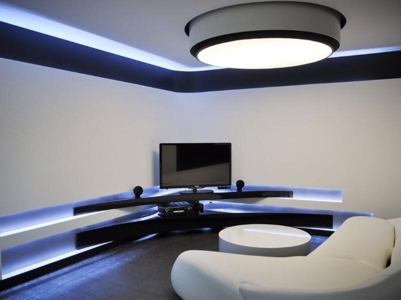 Потолочный тип крепления - это плотное прилегание люстры к поверхности потолка или врезка ее крепежной в планки в сам потолок.