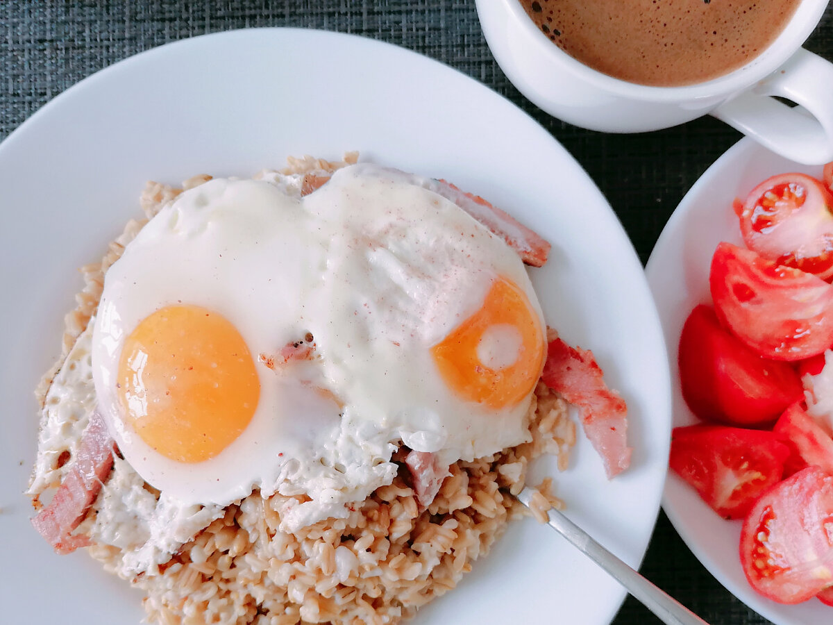 Яичница грозно смотрит. Она будет негодовать если её не съедят! 