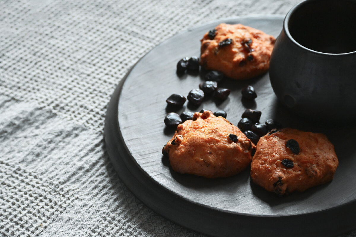 Печенье маленькое круглое с изюмом